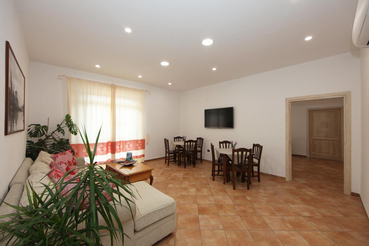 לה מדלנה Guest House Villabianca מראה חיצוני תמונה